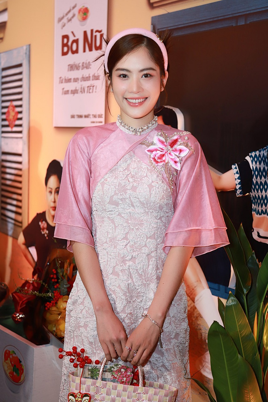 Trấn Thành khoác tay tình tứ bà xã Hari Won, cặp chị em Minh Hằng - Ngọc Trinh khoe nhan sắc một chín một mười - Ảnh 26. Trấn Thành khoác tay tình tứ bà xã Hari Won, cặp chị em Minh Hằng - Ngọc Trinh khoe nhan sắc một chín một mười - Ảnh 26.