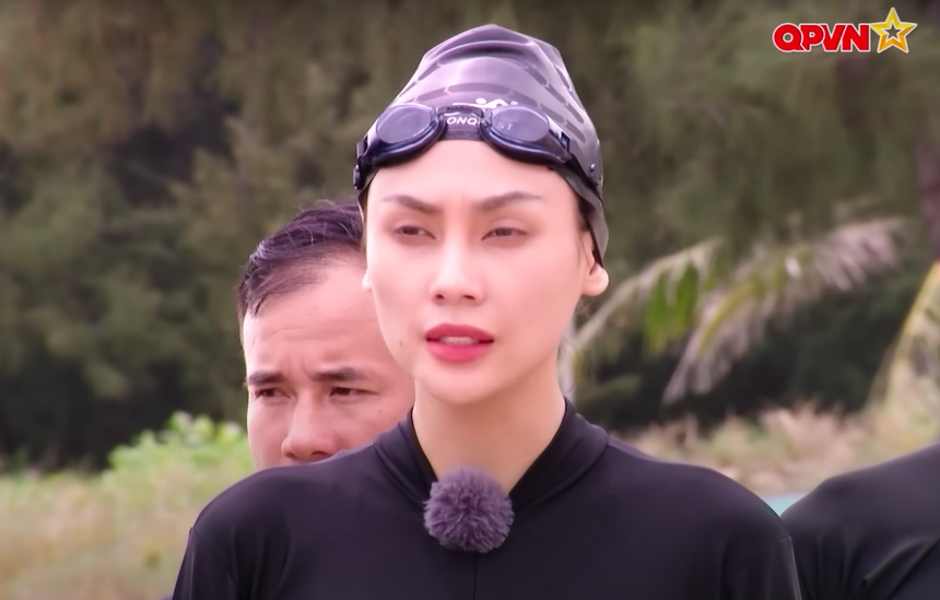 Mai Âm Nhạc gây tranh cãi vì kẻ mắt sắc lẹm thực hiện nhiệm vụ 'Sao nhập ngũ' - Ảnh 2.