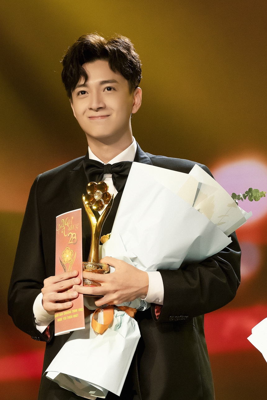 Tranh cãi Ngô Kiến Huy đạt giải 'Nam ca sĩ được yêu thích nhất' với ca khúc bị gọi là thảm họa của năm 2022! - Ảnh 7. Tranh cãi Ngô Kiến Huy đạt giải 'Nam ca sĩ được yêu thích nhất' với ca khúc bị gọi là thảm họa của năm 2022! - Ảnh 7.