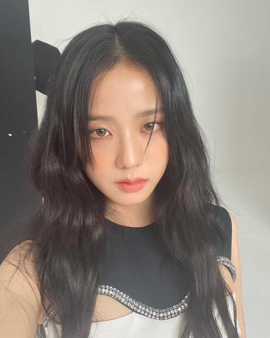 Jisoo và dàn idol chứng minh tóc đen truyền thống không bao giờ lỗi mốt - Ảnh 6.