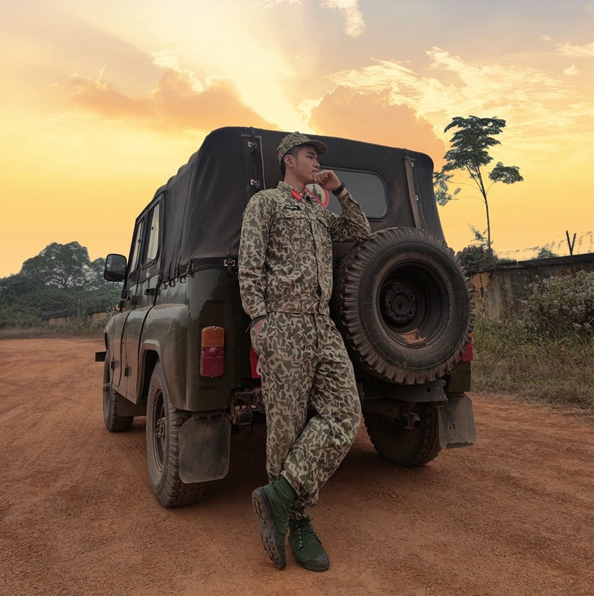 Chân dung chàng trai 'Sao nhập ngũ' được Linh Ngọc Đàm lựa chọn để hỗ trợ bơi - Ảnh 1.