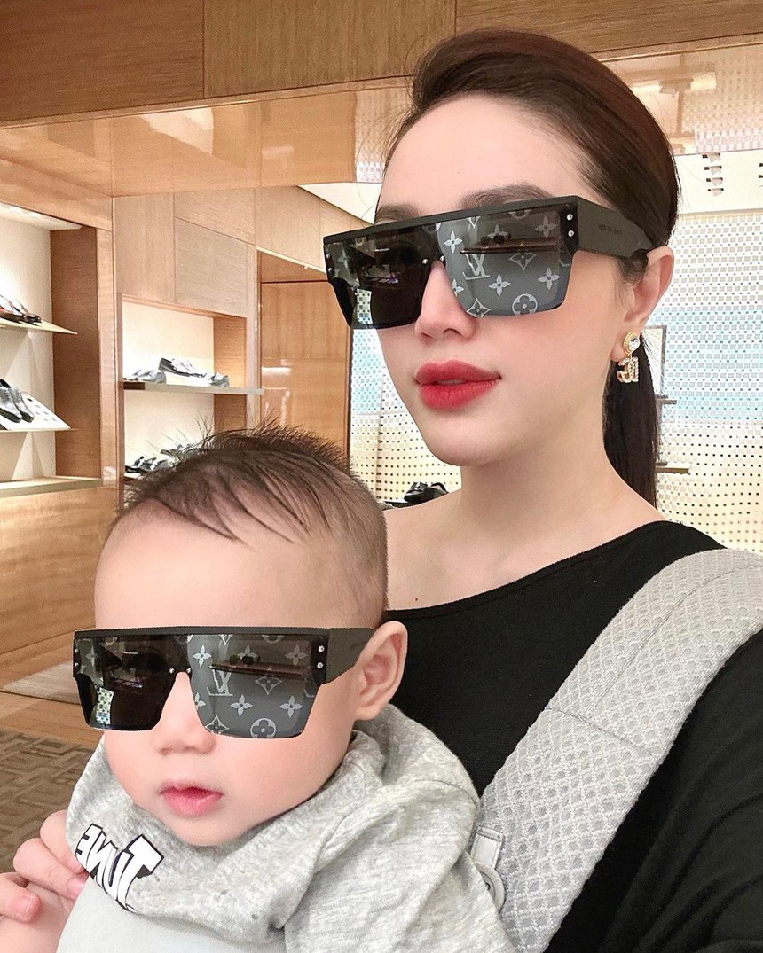 Tình hình sắm Tết của hội nhà giàu: Bảo Thy đưa quý tử đi mua đồ hiệu, Đoàn Di Băng tiêu gần 2 tỷ trong 15 phút shopping - Ảnh 1.