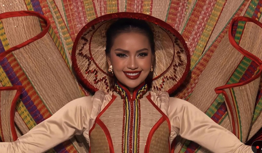 Ngọc Châu chính thức trình diễn Trang phục dân tộc "Chiếu Cà Mau" tại Miss Universe: Fan kỳ vọng có giải mang về - Ảnh 3.