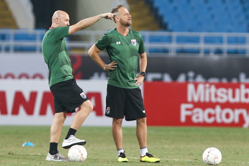 Teerasil Dangda tập riêng, Theerathon tươi cười trước ngày đấu Việt Nam - Ảnh 3.