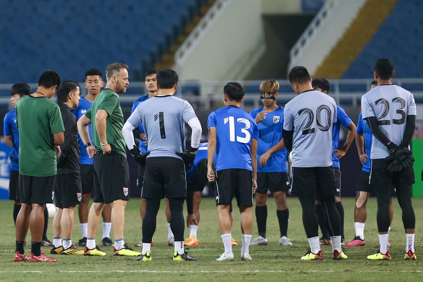 Teerasil Dangda tập riêng, Theerathon tươi cười trước ngày đấu Việt Nam - Ảnh 4.