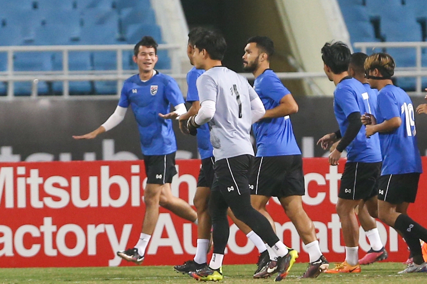 Tuyển thủ Thái Lan tập ăn mừng như Ronaldo trên sân Mỹ Đình - Ảnh 1. Tuyển thủ Thái Lan tập ăn mừng như Ronaldo trên sân Mỹ Đình - Ảnh 1.