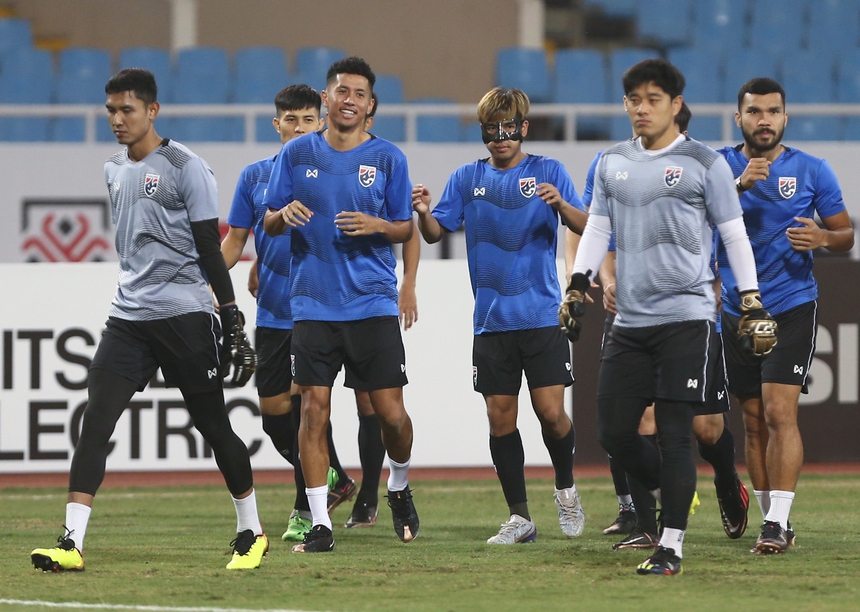 Tuyển thủ Thái Lan tập ăn mừng như Ronaldo trên sân Mỹ Đình - Ảnh 3. Tuyển thủ Thái Lan tập ăn mừng như Ronaldo trên sân Mỹ Đình - Ảnh 3.