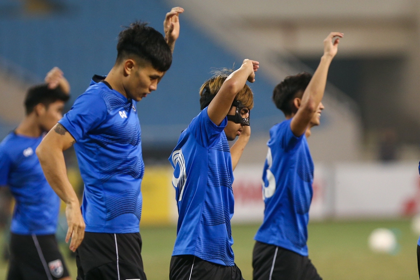 Teerasil Dangda tập riêng, Theerathon tươi cười trước ngày đấu Việt Nam - Ảnh 6.