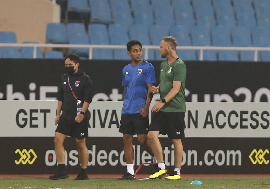 Teerasil Dangda tập riêng, Theerathon tươi cười trước ngày đấu Việt Nam - Ảnh 1.