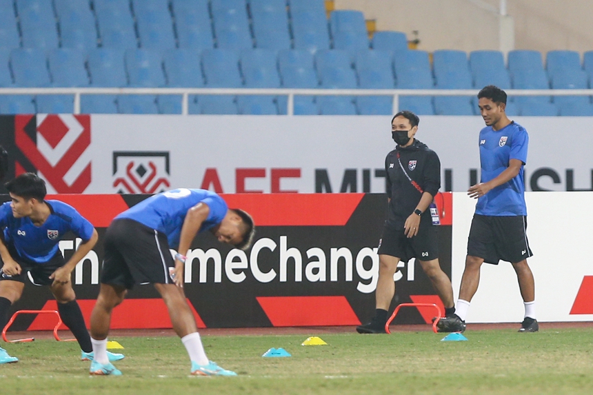 Teerasil Dangda tập riêng, Theerathon tươi cười trước ngày đấu Việt Nam - Ảnh 2.