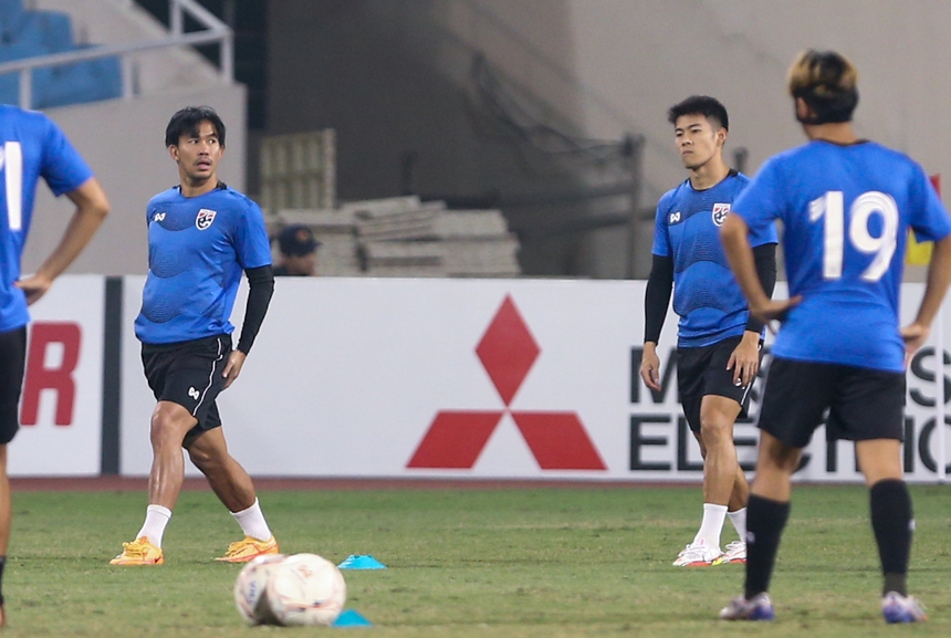 Tuyển thủ Thái Lan tập ăn mừng như Ronaldo trên sân Mỹ Đình - Ảnh 5. Tuyển thủ Thái Lan tập ăn mừng như Ronaldo trên sân Mỹ Đình - Ảnh 5.