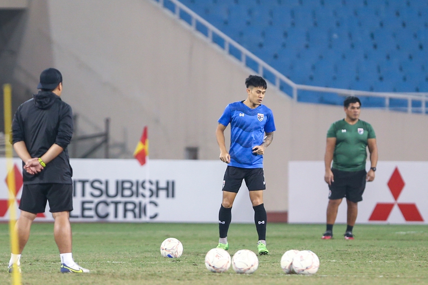Teerasil Dangda tập riêng, Theerathon tươi cười trước ngày đấu Việt Nam - Ảnh 7.
