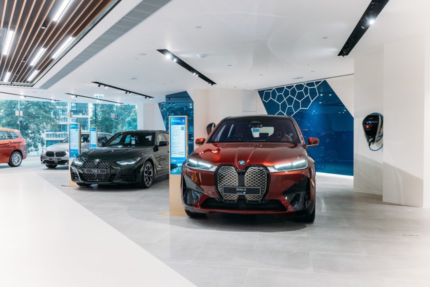 BMW bán chạy hơn Mercedes-Benz: Xe điện hút khách gấp đôi năm trước - Ảnh 2.