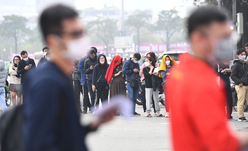 Người hâm mộ đội nắng xếp hàng xuyên trưa lấy vé chung kết AFF Cup 2022 - Ảnh 3. Người hâm mộ đội nắng xếp hàng xuyên trưa lấy vé chung kết AFF Cup 2022 - Ảnh 3.