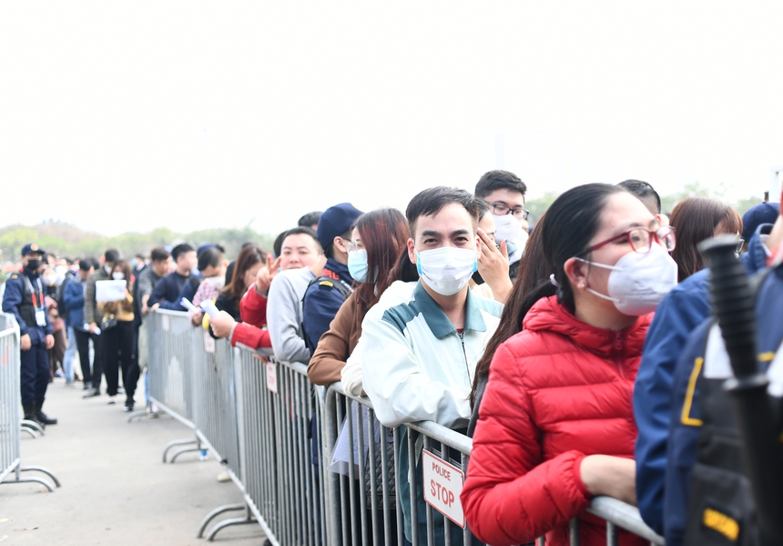 Người hâm mộ đội nắng xếp hàng xuyên trưa lấy vé chung kết AFF Cup 2022 - Ảnh 2. Người hâm mộ đội nắng xếp hàng xuyên trưa lấy vé chung kết AFF Cup 2022 - Ảnh 2.