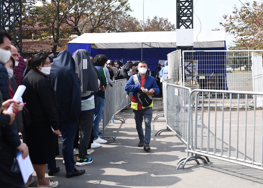 Người hâm mộ đội nắng xếp hàng xuyên trưa lấy vé chung kết AFF Cup 2022 - Ảnh 5. Người hâm mộ đội nắng xếp hàng xuyên trưa lấy vé chung kết AFF Cup 2022 - Ảnh 5.