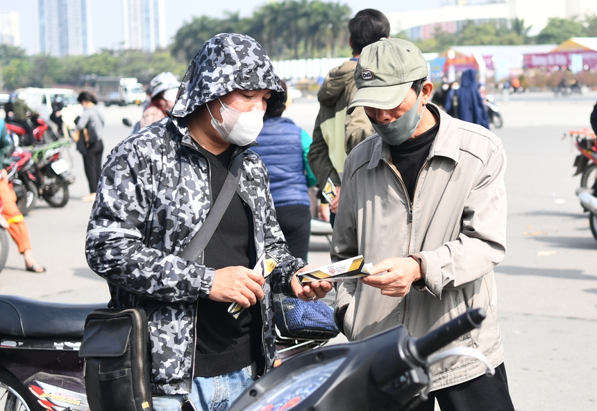 Người hâm mộ đội nắng xếp hàng xuyên trưa lấy vé chung kết AFF Cup 2022 - Ảnh 6. Người hâm mộ đội nắng xếp hàng xuyên trưa lấy vé chung kết AFF Cup 2022 - Ảnh 6.