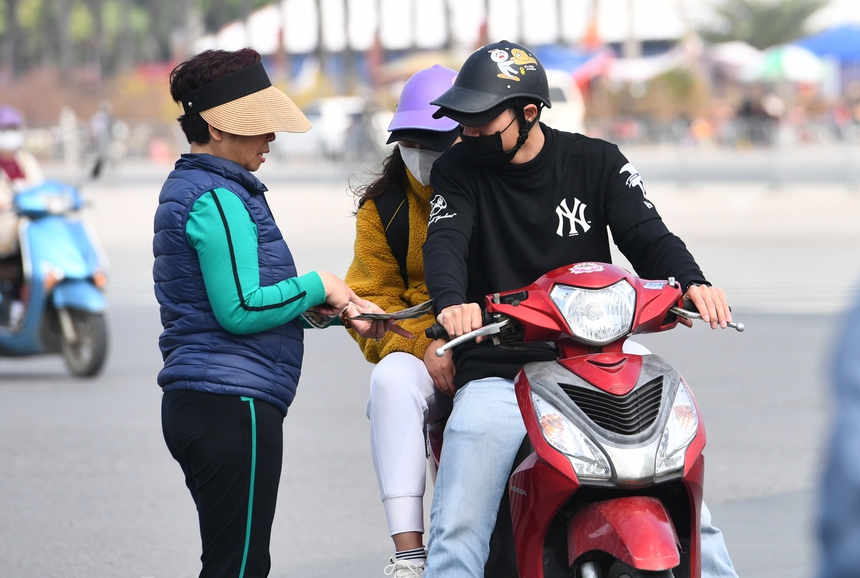 Người hâm mộ đội nắng xếp hàng xuyên trưa lấy vé chung kết AFF Cup 2022 - Ảnh 7. Người hâm mộ đội nắng xếp hàng xuyên trưa lấy vé chung kết AFF Cup 2022 - Ảnh 7.