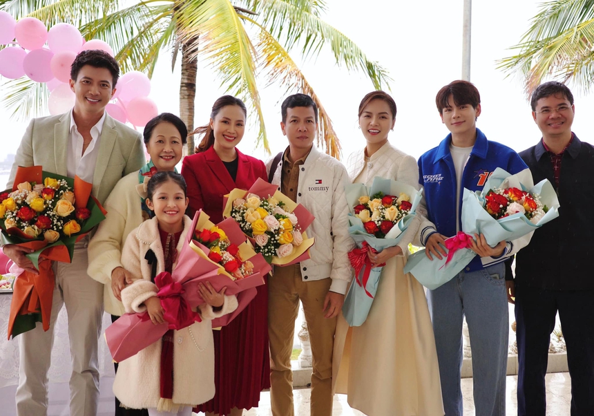 "Hành trình công lý" đóng máy, gia đình Phương - Hoàng hạnh phúc bên nhau - Ảnh 2.