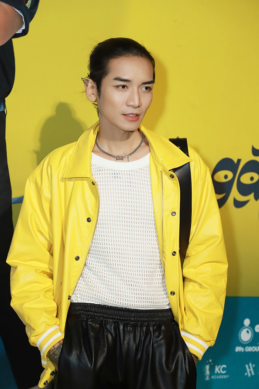 Diệu Nhi mặc đồ kín như bưng âm thầm đến ủng hộ phim mới của ông xã Anh Tú - Ảnh 12.