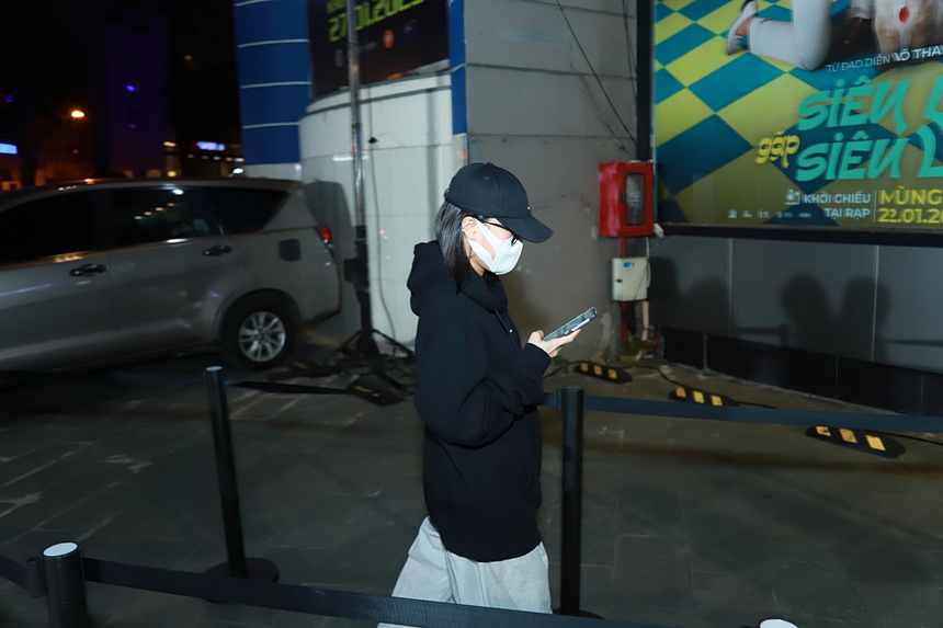 Diệu Nhi mặc đồ kín như bưng âm thầm đến ủng hộ phim mới của ông xã Anh Tú - Ảnh 3.