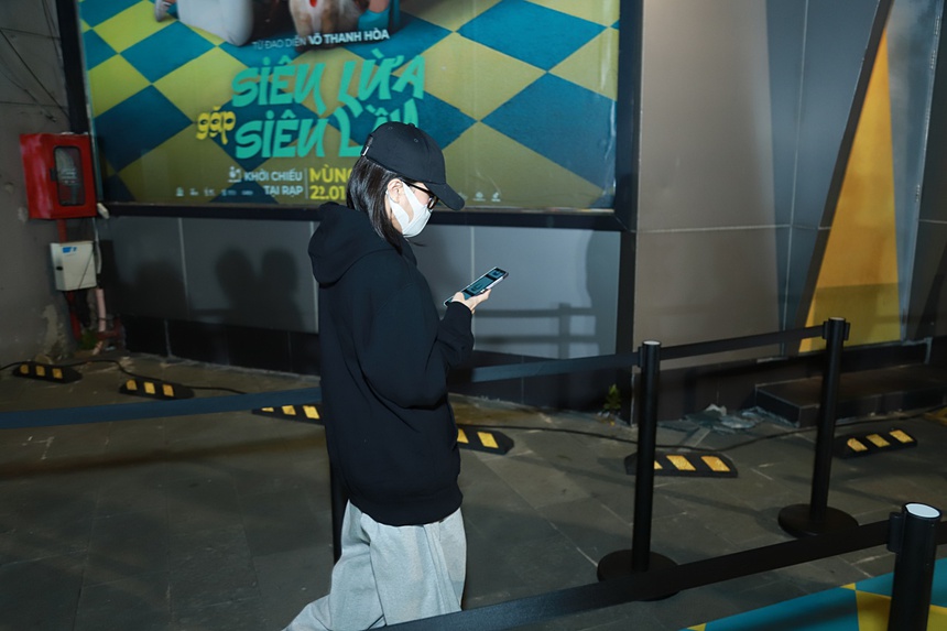 Diệu Nhi mặc đồ kín như bưng âm thầm đến ủng hộ phim mới của ông xã Anh Tú - Ảnh 4.