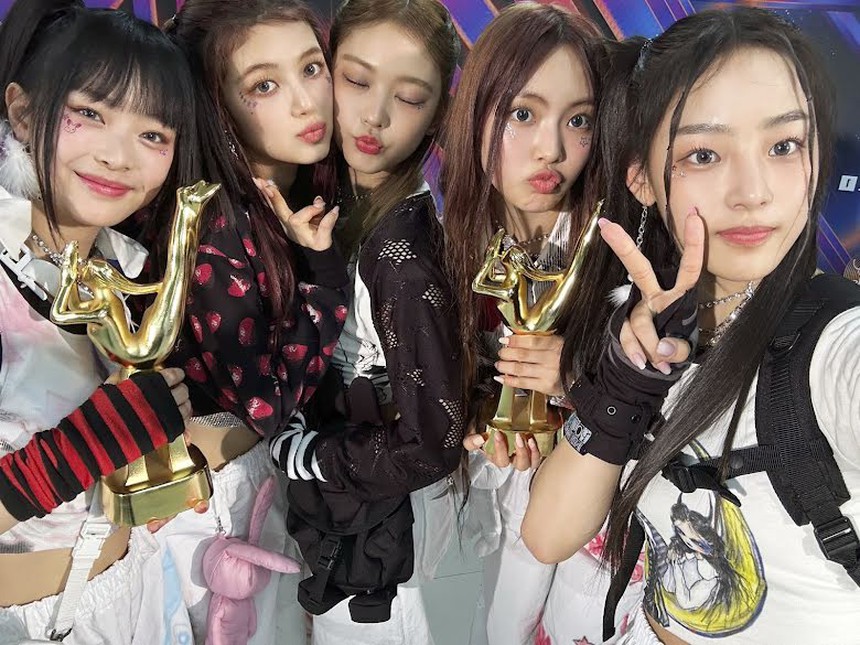 NewJeans chứng minh tầm ảnh hưởng trên thảm đỏ lễ trao giải Quả cầu vàng lần thứ 80 - Ảnh 1.