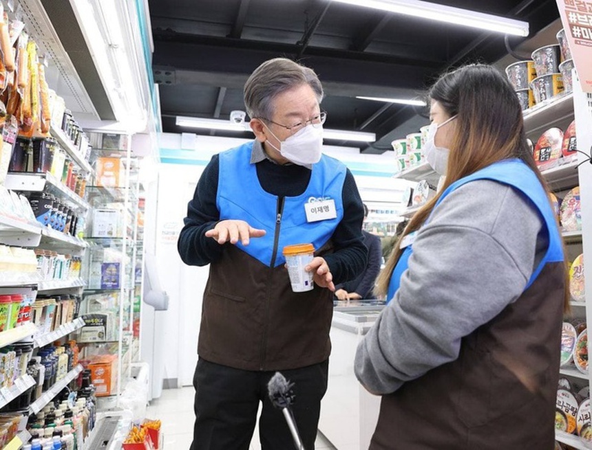 Người trẻ muốn nghỉ hưu sớm, người già chật vật đi làm bồi bàn, bán hàng thuê để kiếm thêm thu nhập - Ảnh 2.