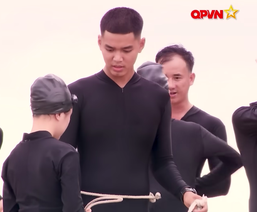 Chiến sĩ 'Sao nhập ngũ' được Linh Ngọc Đàm chọn làm 'thầy dạy bơi': Cao 1m83, nổi bật giữa dàn quân nhân! - Ảnh 5.
