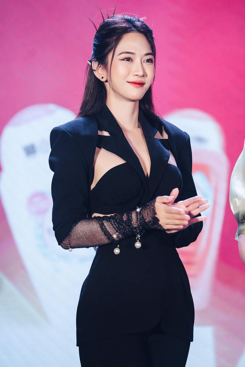 Lê Bống 'debut' sóng nhà đài với vai trò MC dịp Tết Nguyên Đán - Ảnh 4.