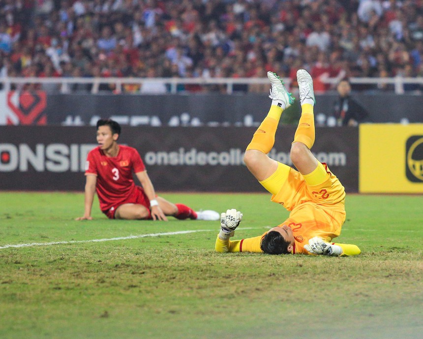 Theerathon hướng về CĐV Việt Nam ăn mừng sau bàn thắng gỡ hòa - Ảnh 8.