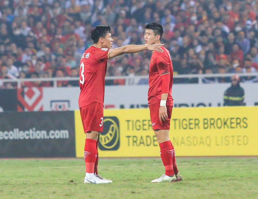 Theerathon hướng về CĐV Việt Nam ăn mừng sau bàn thắng gỡ hòa - Ảnh 9.