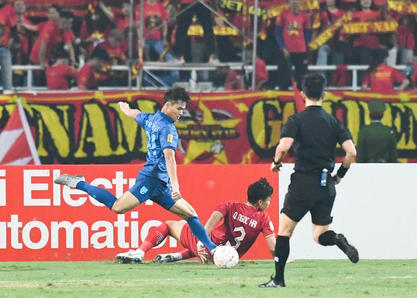 Theerathon hướng về CĐV Việt Nam ăn mừng sau bàn thắng gỡ hòa - Ảnh 4.