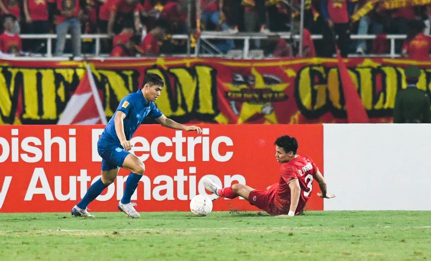 Theerathon hướng về CĐV Việt Nam ăn mừng sau bàn thắng gỡ hòa - Ảnh 3.