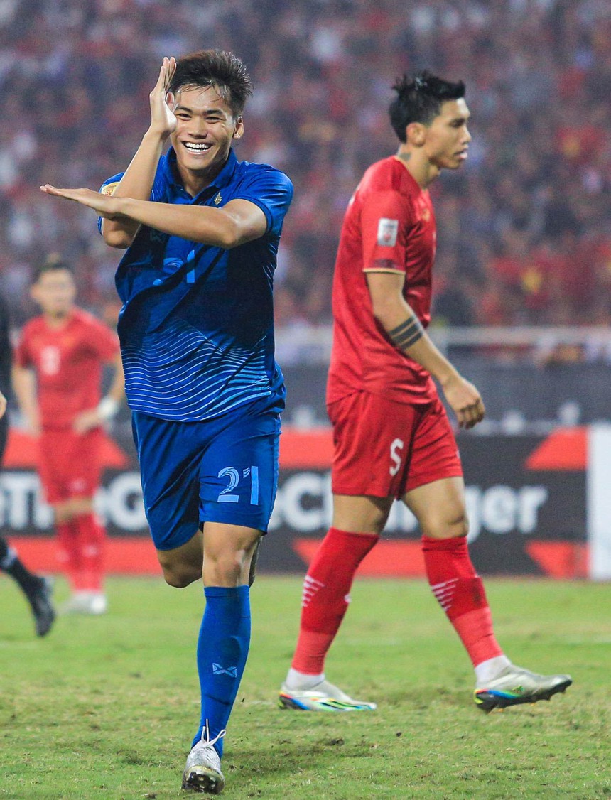 Theerathon hướng về CĐV Việt Nam ăn mừng sau bàn thắng gỡ hòa - Ảnh 5.