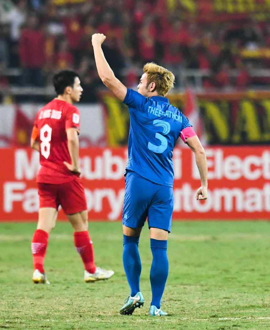 Theerathon hướng về CĐV Việt Nam ăn mừng sau bàn thắng gỡ hòa - Ảnh 1.