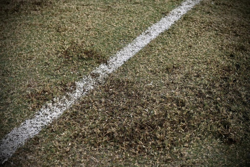 Hình ảnh mặt sân xấu xí của Mỹ Đình được đưa lên báo Thái Lan trước trận chung kết  - Ảnh 5.