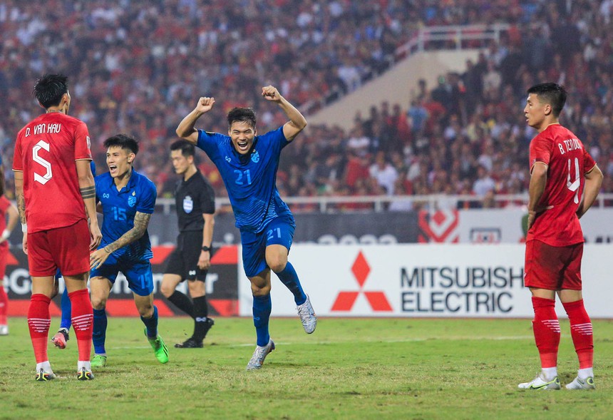 Theerathon hướng về CĐV Việt Nam ăn mừng sau bàn thắng gỡ hòa - Ảnh 6.
