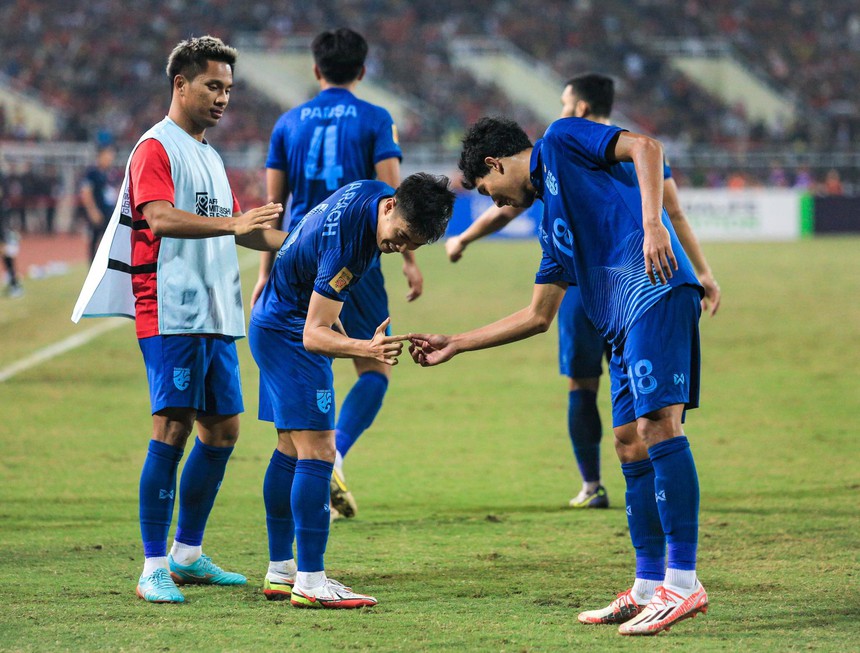 Theerathon hướng về CĐV Việt Nam ăn mừng sau bàn thắng gỡ hòa - Ảnh 10.