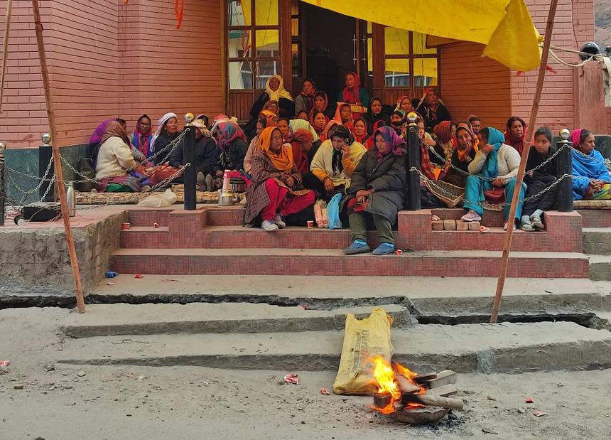 Tại sao một thành phố trên dãy Himalaya lại đang chìm xuống - Ảnh 2.