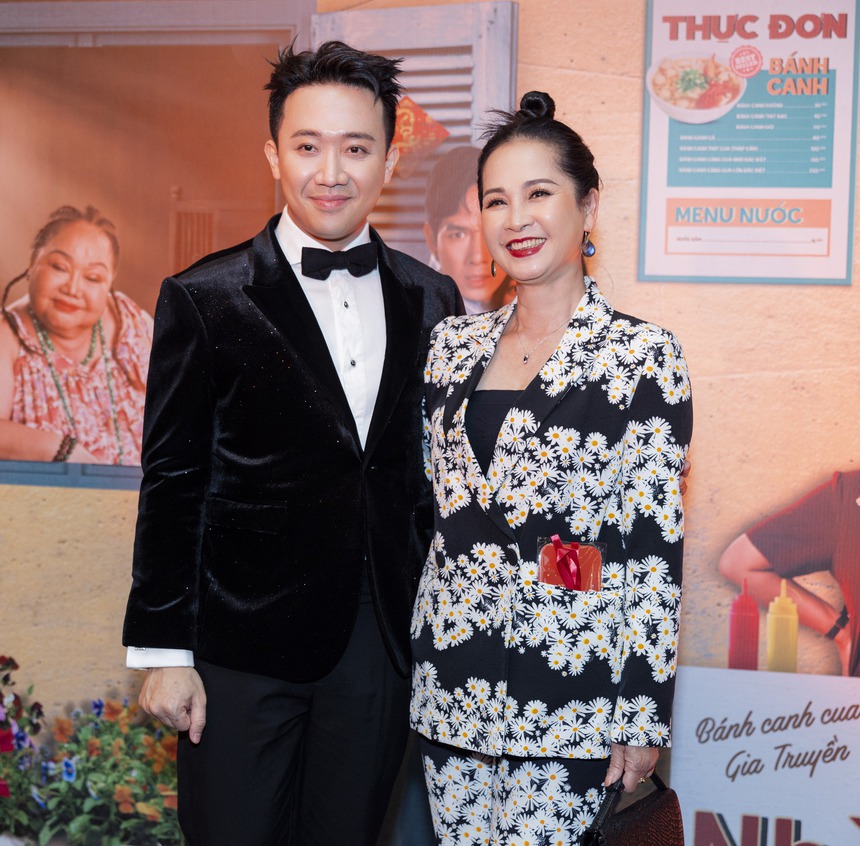 Trấn Thành - Hari Won dạo này tình muốn xỉu: Phát 'cẩu lương' cạnh dàn sao đình đám ngay tại họp báo 'Nhà bà nữ'! - Ảnh 13.