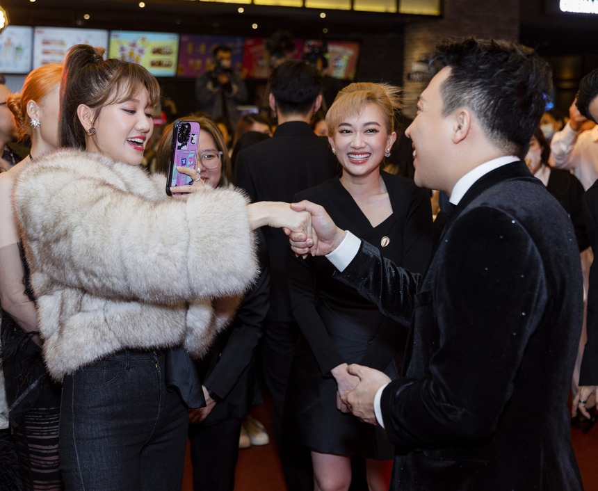 Trấn Thành - Hari Won dạo này tình muốn xỉu: Phát 'cẩu lương' cạnh dàn sao đình đám ngay tại họp báo 'Nhà bà nữ'! - Ảnh 8.