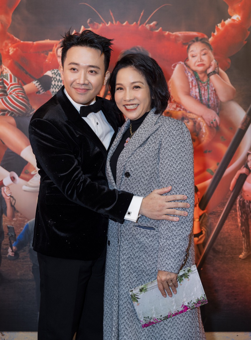 Trấn Thành - Hari Won dạo này tình muốn xỉu: Phát 'cẩu lương' cạnh dàn sao đình đám ngay tại họp báo 'Nhà bà nữ'! - Ảnh 12.