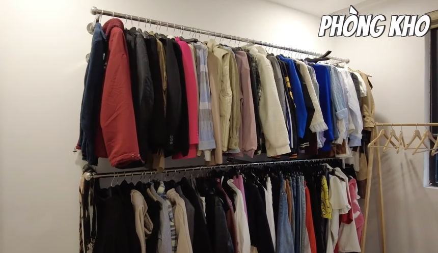 Không tiếc tiền, thuê nhà hơn 100m2 để có phòng chứa quần áo: Đồ mua để mặc còn nhiều hơn shop nhập về bán! - Ảnh 4.