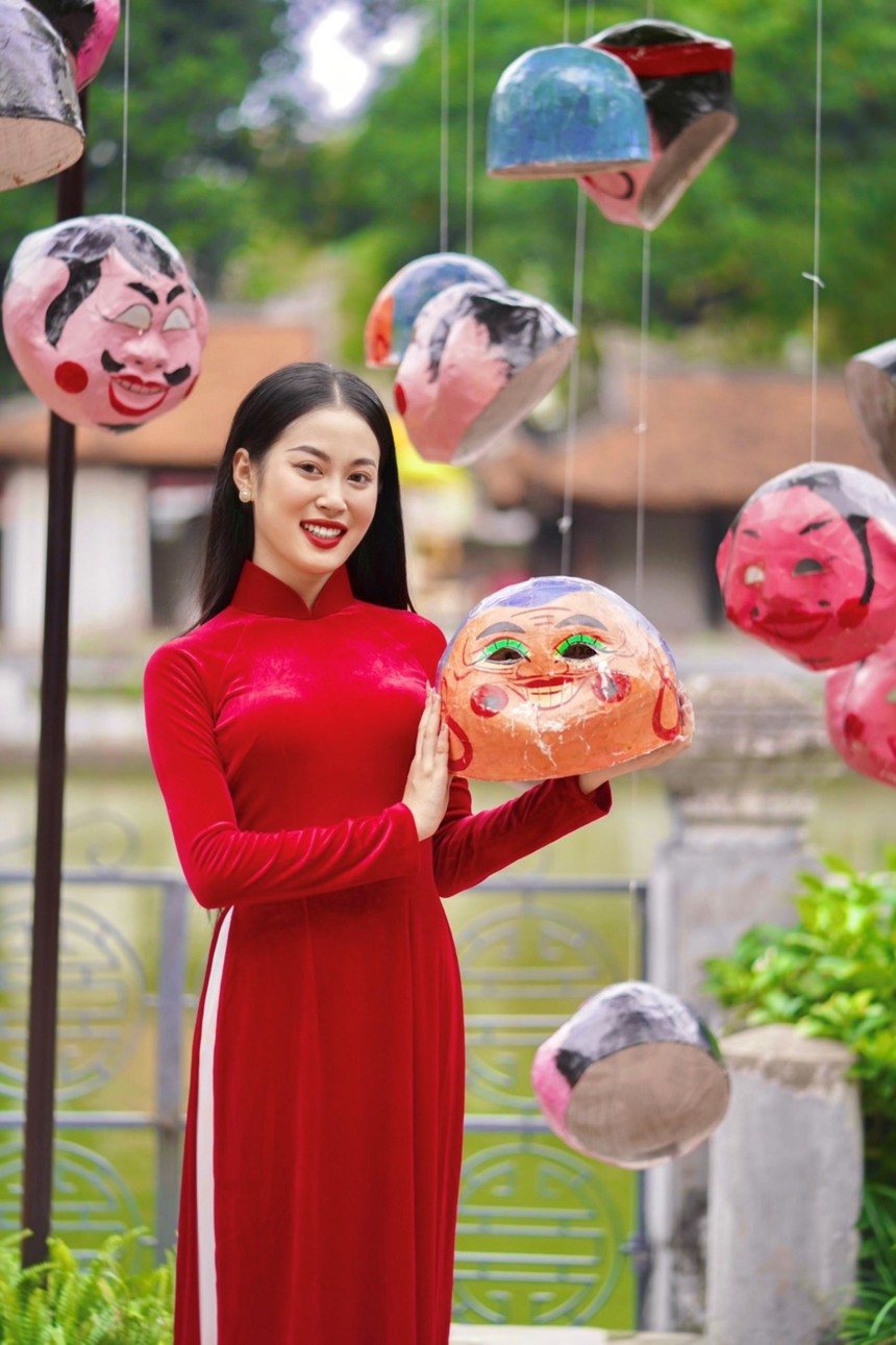 Á hậu Thu Hằng khoe nhan sắc rạng rỡ khi diện áo dài Tết của NTK Nguyễn Minh Long - Ảnh 5.