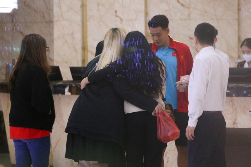 Văn Thanh trở lại khách sạn được tặng quà, gặp bạn cũ - Ảnh 3.