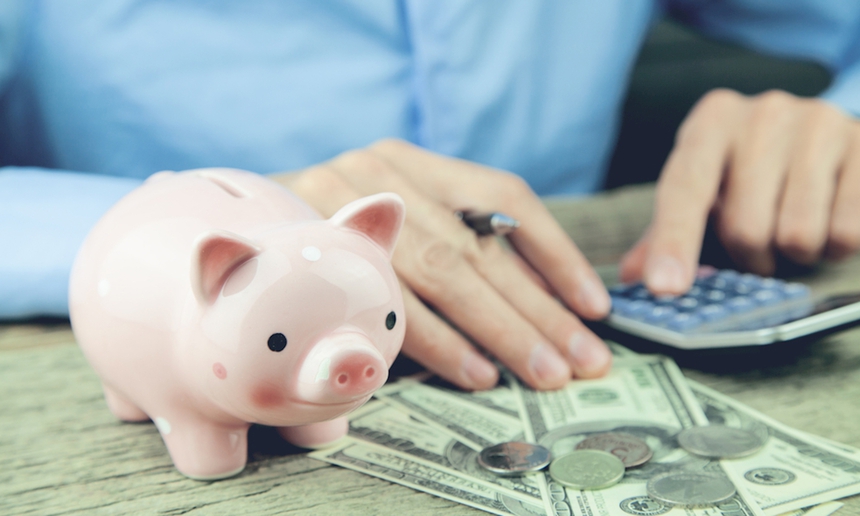 Áp lực chi tiêu ngày Tết: Sinh viên mới ra trường lương 5 triệu 'chật vậy xoay xở' vì đủ thứ phải tiêu, người dự tính 50 triệu vẫn lo thiếu - Ảnh 1.