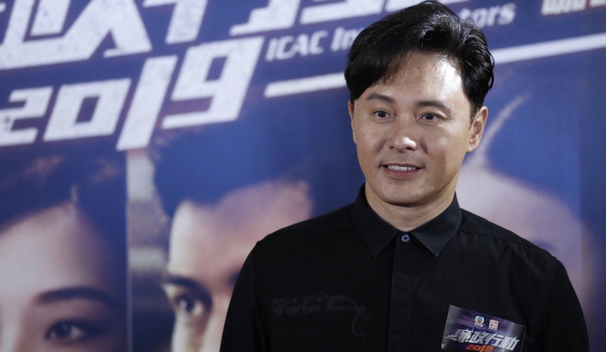 'Bật ngửa' với nhan sắc như trai trẻ của sao nam U60 này: Diễn 30 năm chưa chịu già, còn đóng con của bạn đồng niên - Ảnh 6.