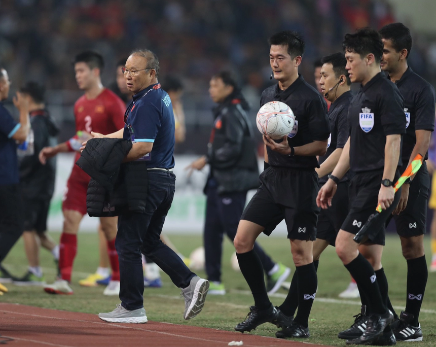 HLV Park Hang-seo đừng chờ tổ trọng tài để phàn nàn khi nghỉ giữa hiệp - Ảnh 3.