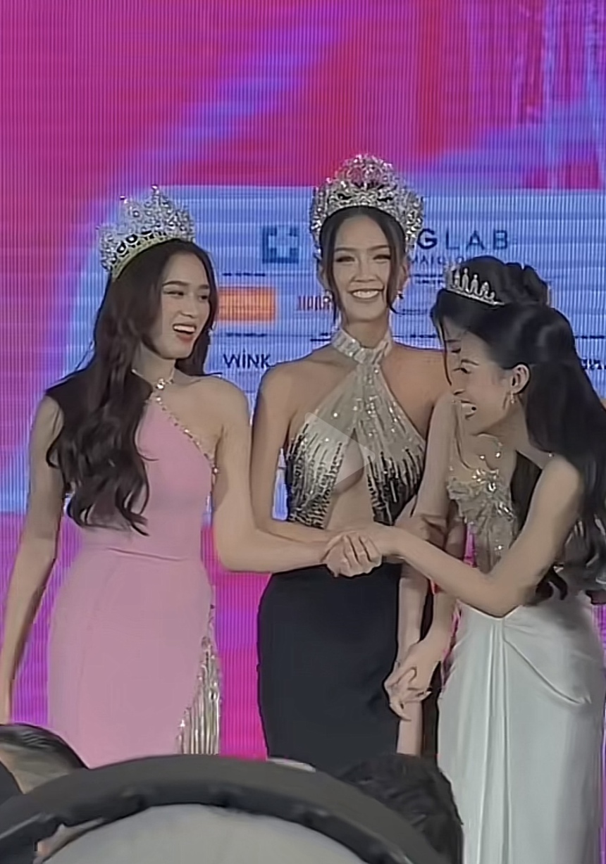 Sao nữ Vbiz gặp sự cố trang phục: Mai Phương Thúy - Bảo Ngọc được đồng nghiệp 'chữa cháy', 1 Á hậu suýt hớ hênh trên sóng trực tiếp - Ảnh 1. Sao nữ Vbiz gặp sự cố trang phục: Mai Phương Thúy - Bảo Ngọc được đồng nghiệp 'chữa cháy', 1 Á hậu suýt hớ hênh trên sóng trực tiếp - Ảnh 1.